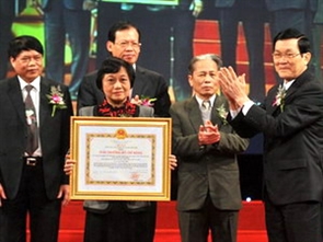 Một buổi lễ trao Giải thưởng Hồ Chí Minh về văn học nghệ thuật.